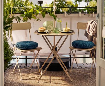 un'accogliente giardino arredato con un set di tavolo più due sedie da giardino