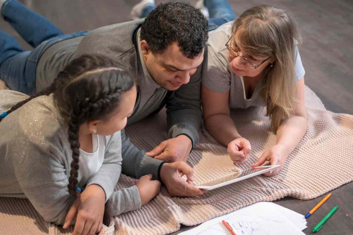famiglia che controlla l'assegno unico