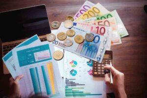 Bollette da pagare e soldi in euro