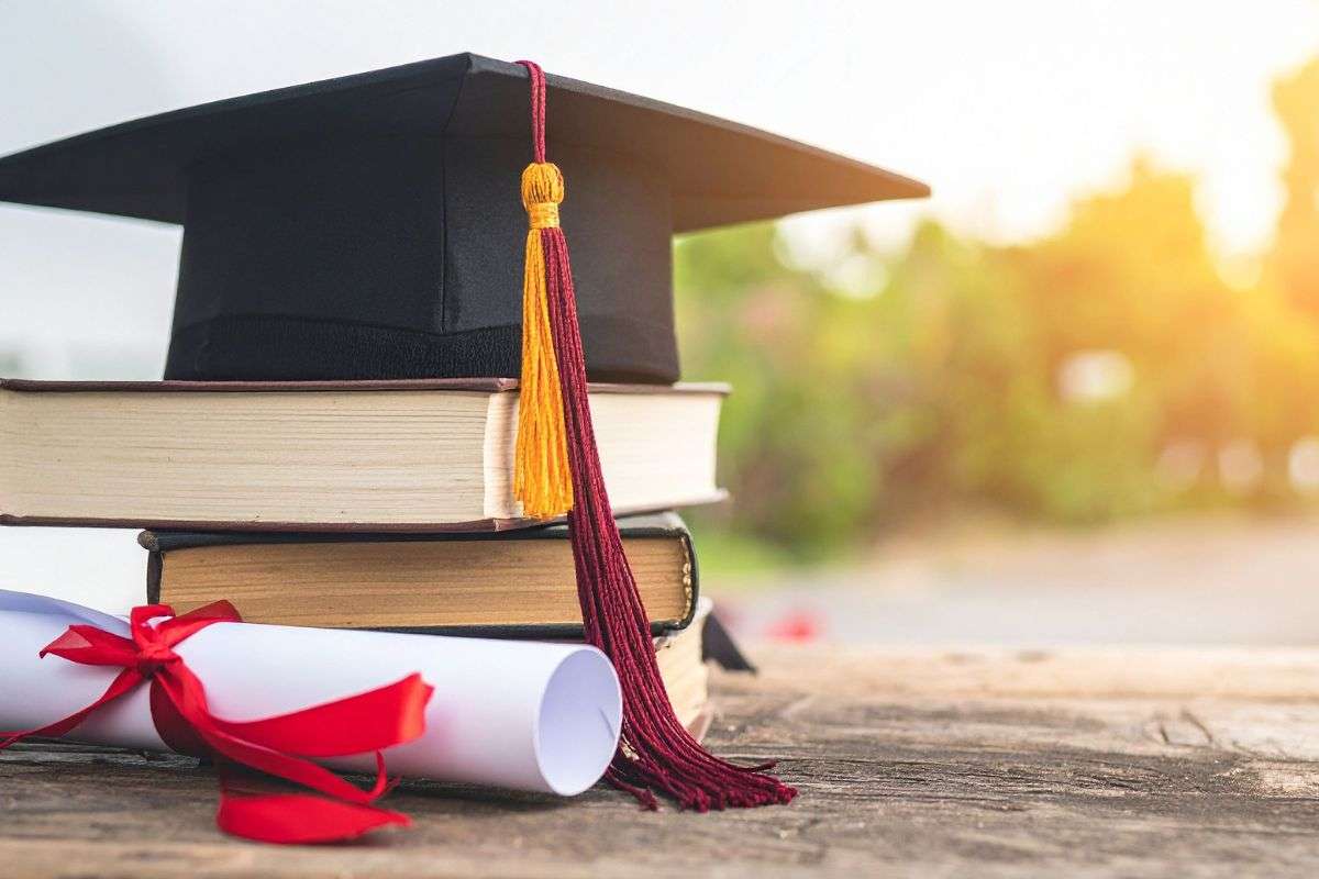 Cappello libri attestato di laurea