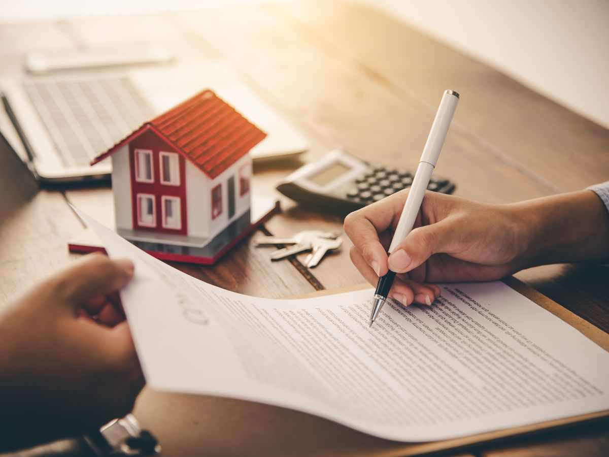 mano che firma su un'ipoteca