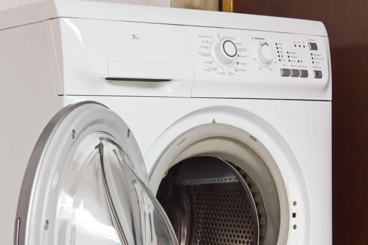 Una lavatrice con lo sportello aperto
