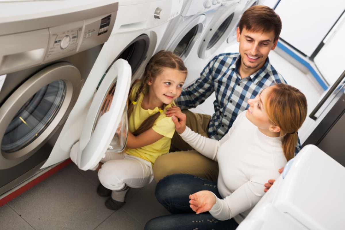 famiglia che sceglie la lavatrice