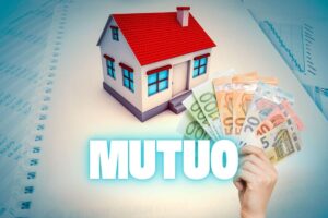 casa modellino, con scritta mutuo e mano che tiene banconote euro