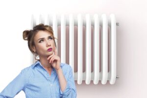 termosifone con donna dubbiosa