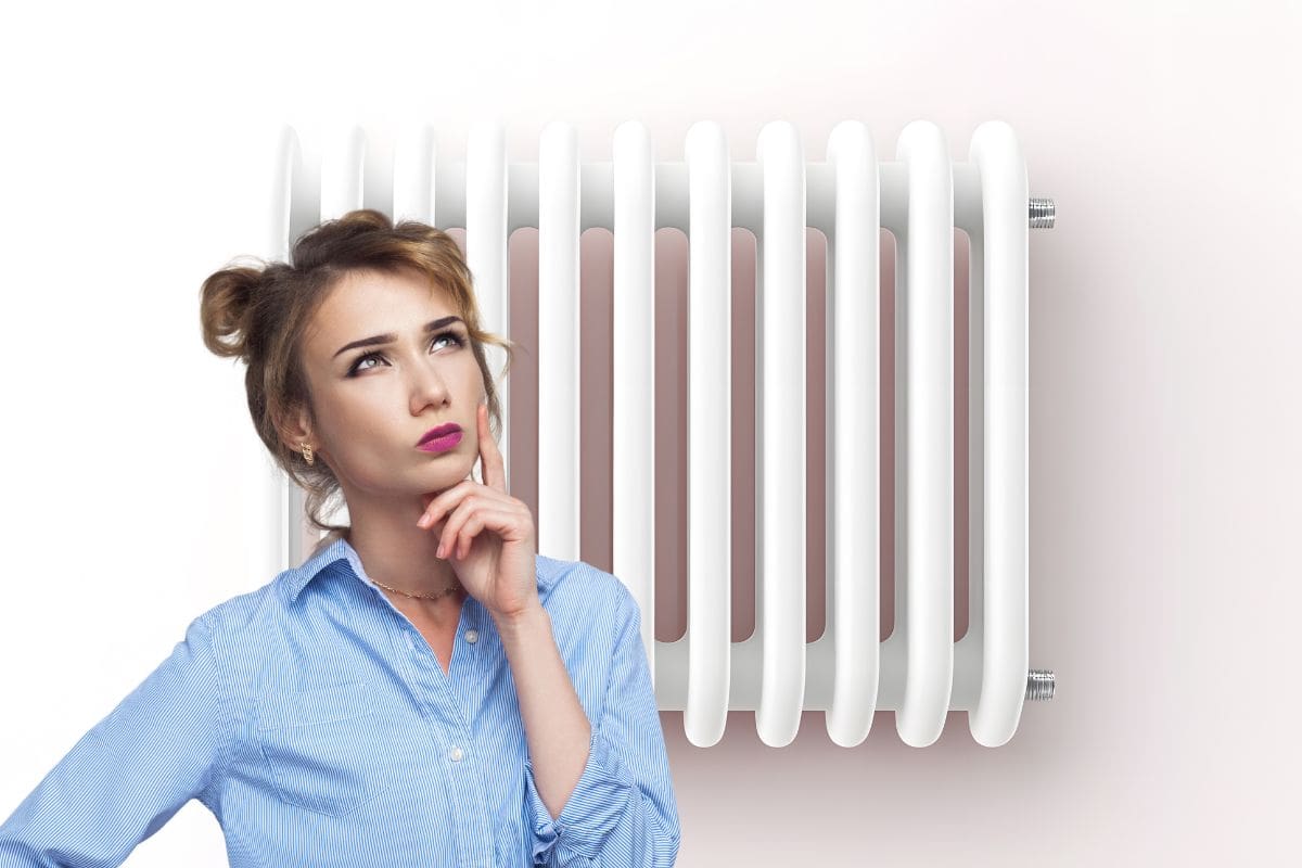 termosifone con donna dubbiosa