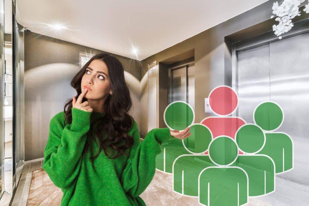 sala condominiale, con donna pensierosa e omini colorati