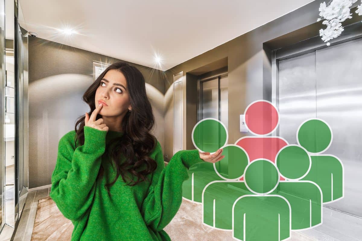 sala condominiale, con donna pensierosa e omini colorati