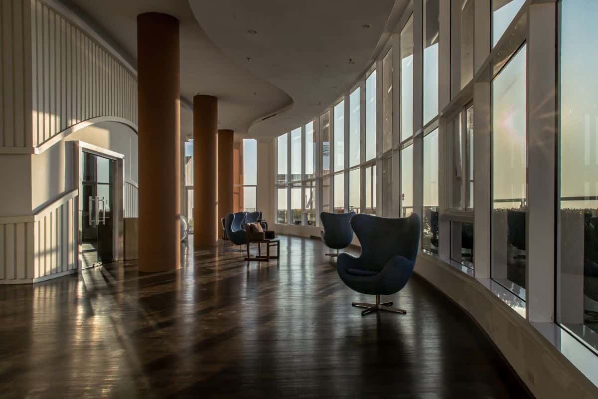 sala condominiale con grandi vetrate e vista