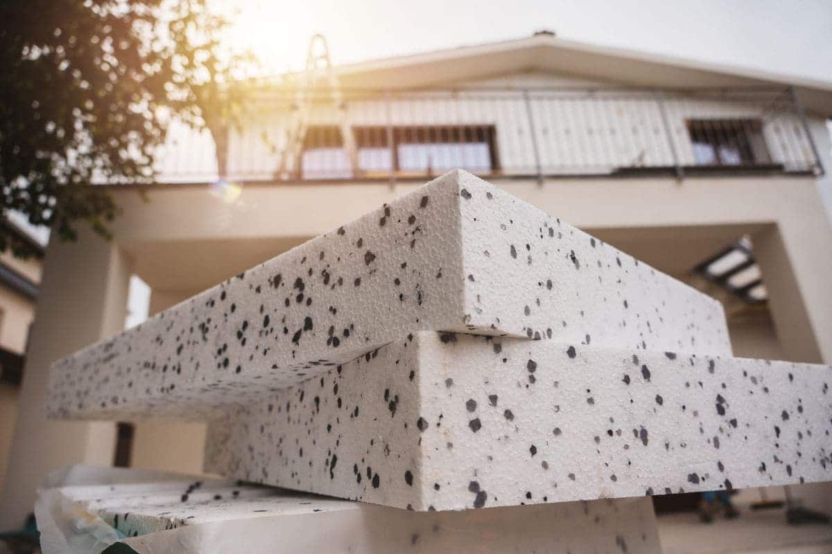 pannelli cappotto termico fuori da una casa