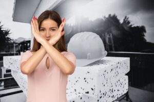 pannelli cappotto termico in bianco e nero e una donna che fa il gesto di x con le braccia