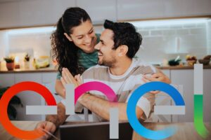 coppia che si batte il cinque e logo enel