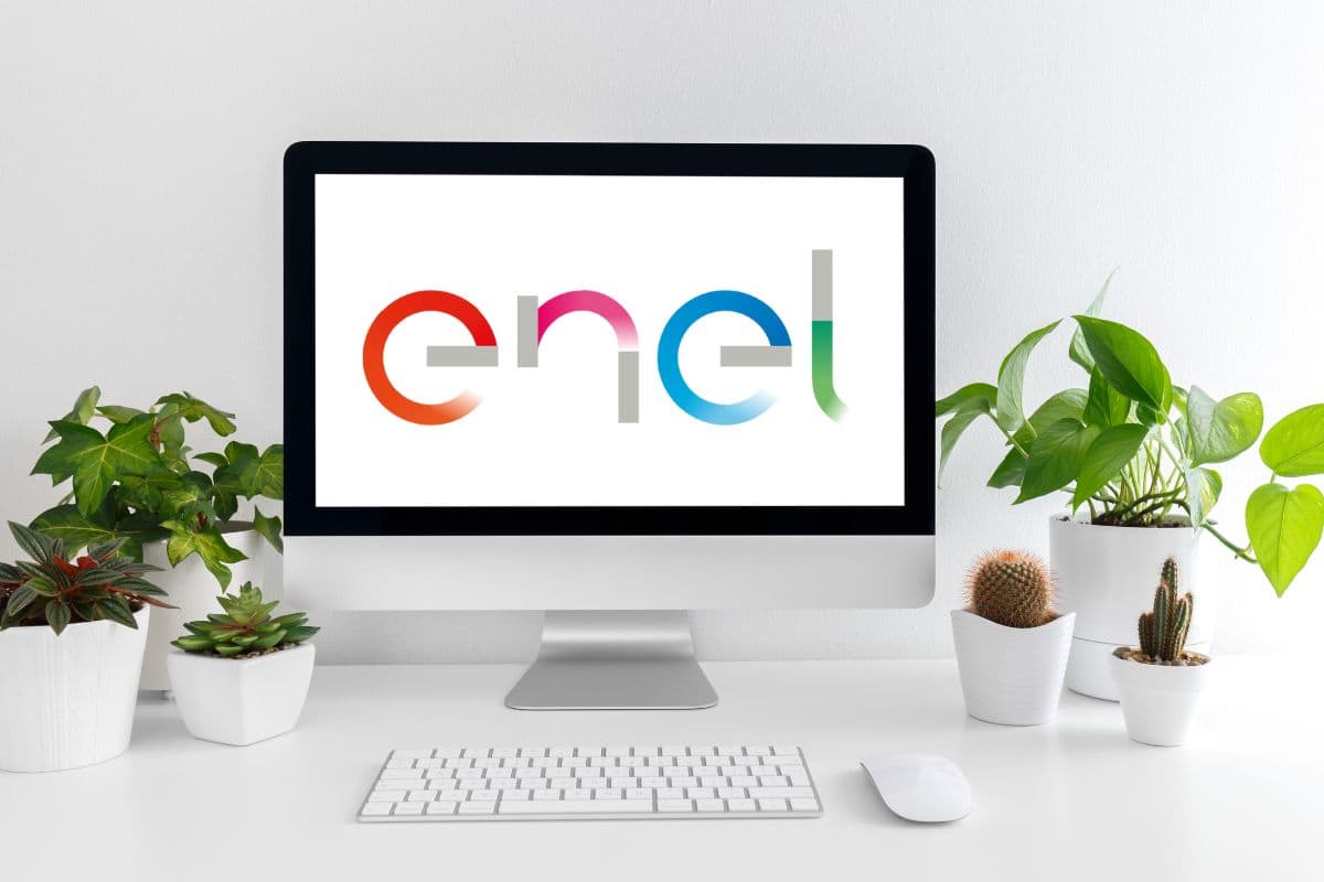 pc con scritta enel