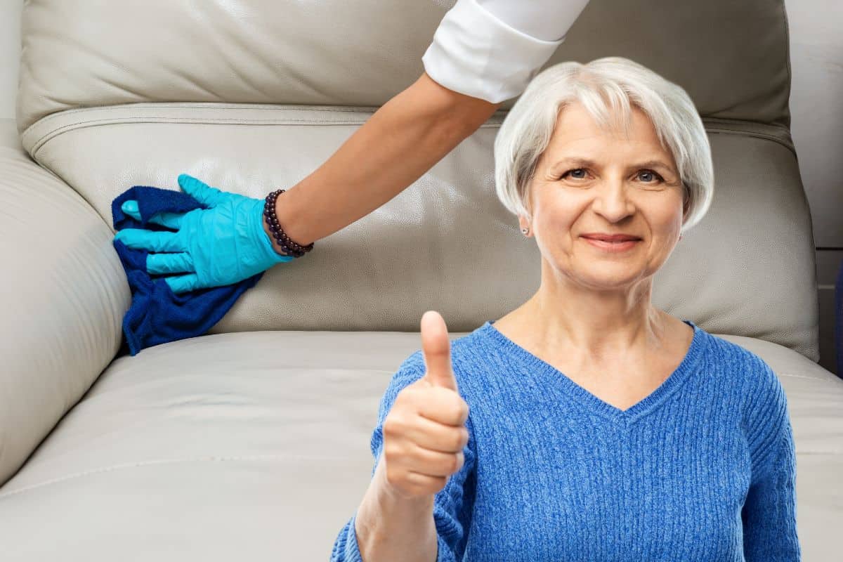 Mano che pulisce divano con nonna con il pollice in su