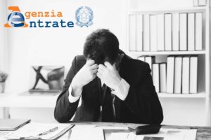 uomo preoccupato conti da pagare logo agenzia delle entrate