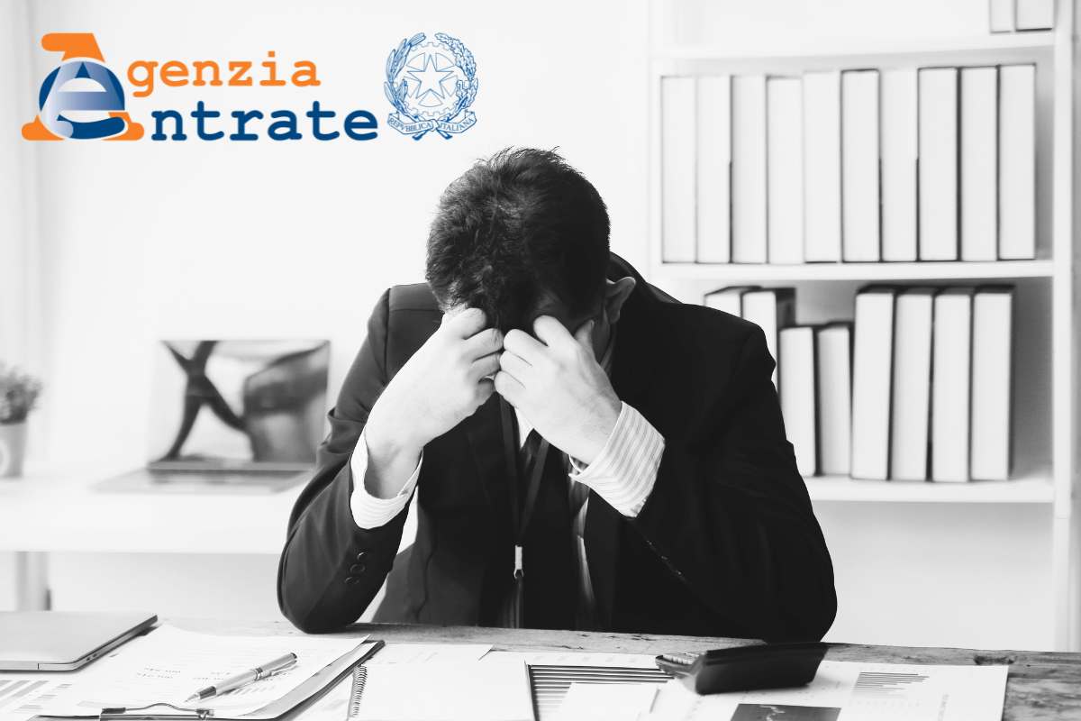 uomo preoccupato conti da pagare logo agenzia delle entrate