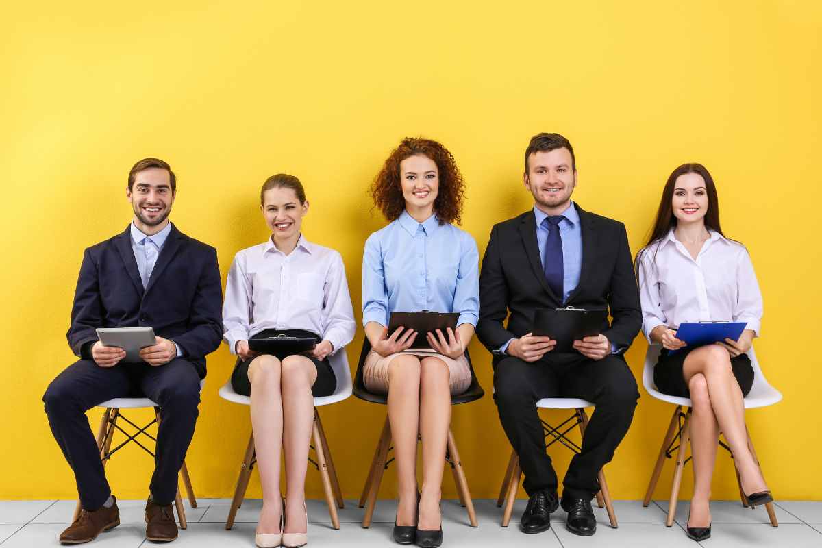 ragazzi seduti e sorridenti abbigliamento preofessionale