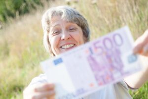 donna anziana con 500 euro in mano
