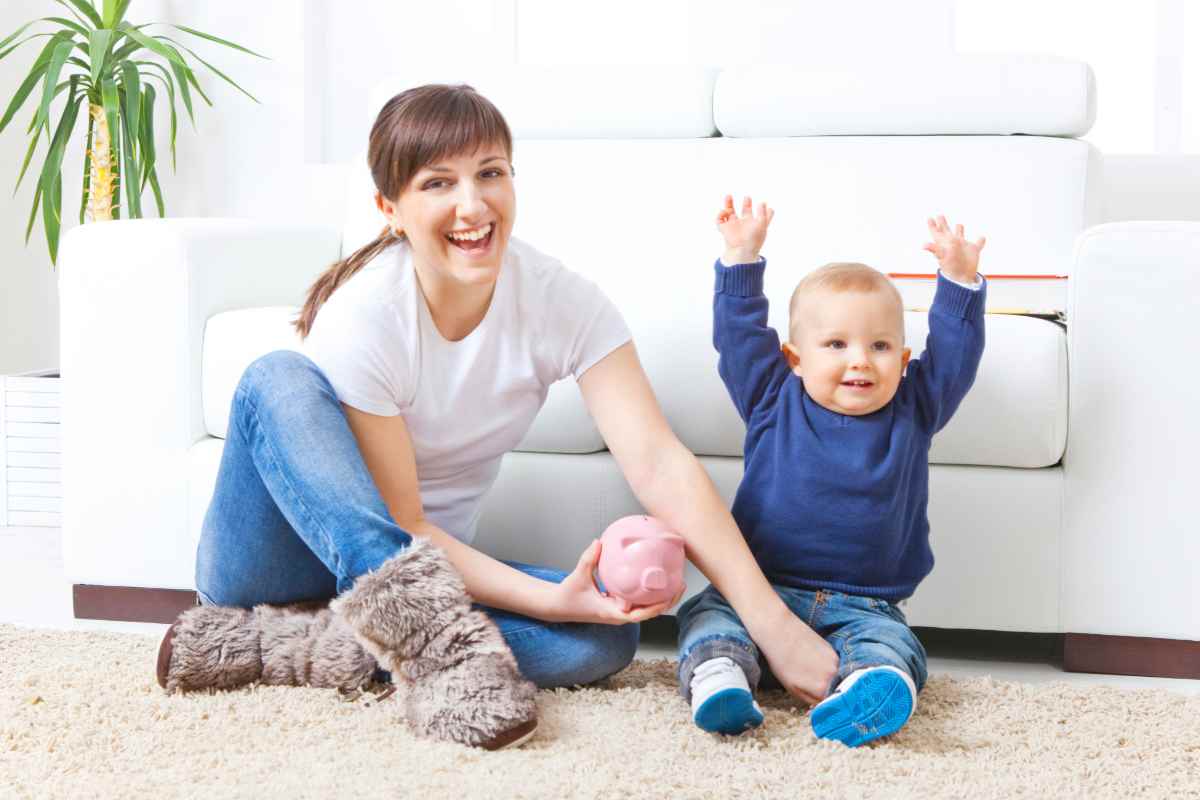 mamma bambino e salvadanaio