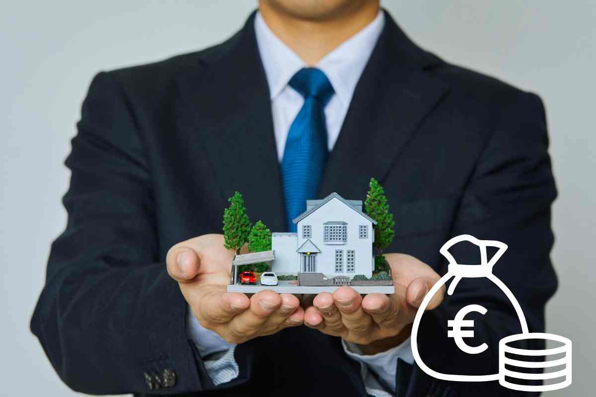 persona che tiene in mano modellino della casa