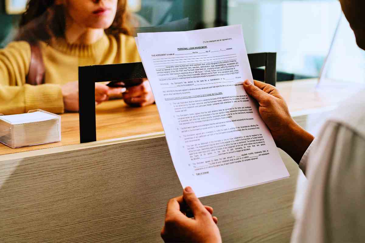 persona guarda un documento allo sportello