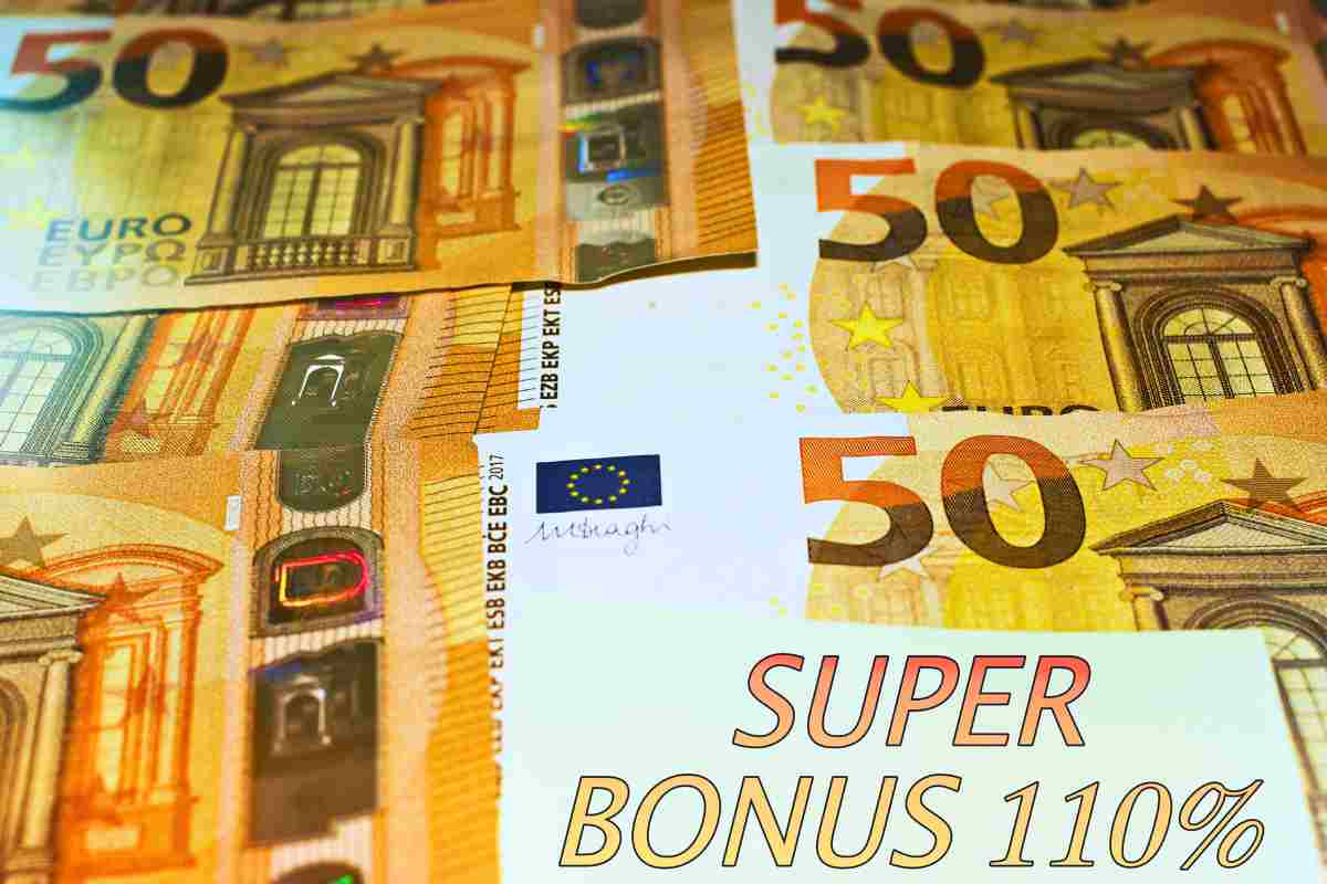 banconote e scritta superbonus 110