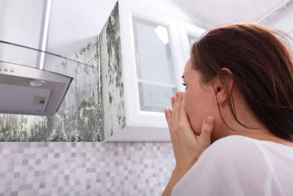 Una donna disperata per la presenza di muffa in casa